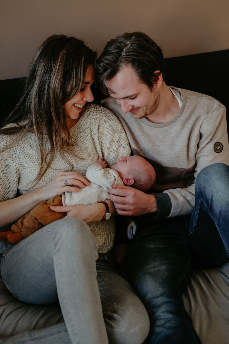 Jong gezin met pasgeboren baby foto