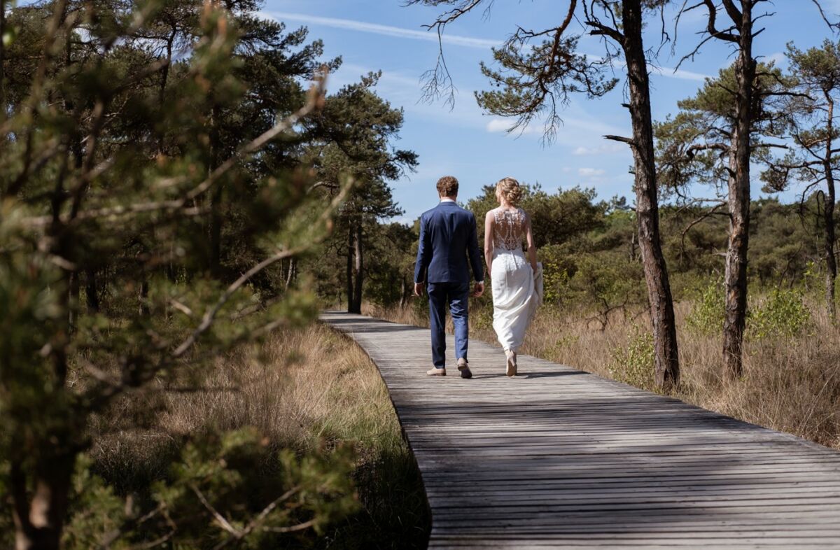 echtpaar-loopt-buiten-natuur echtpaar buiten in natuur
